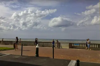 Vue générale sur la mer ou vue sur la mer prise depuis l'appartement