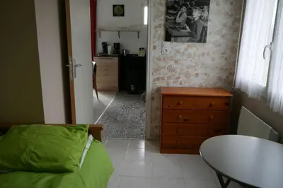 Cuisine ou kitchenette dans l'établissement La maison dans le pré