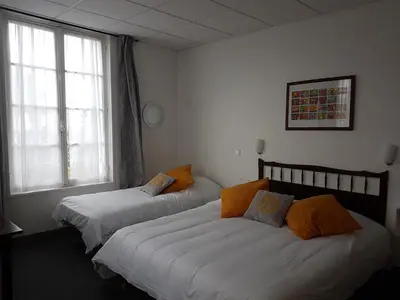 Un ou plusieurs lits dans un hébergement de l'établissement Hotel de Normandie