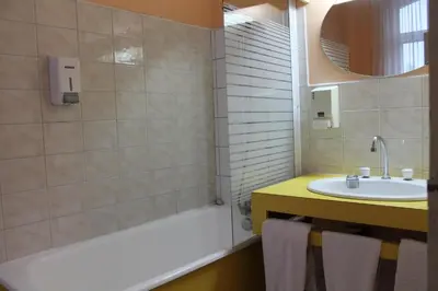 Salle de bains dans l'établissement Hotel Napoléon
