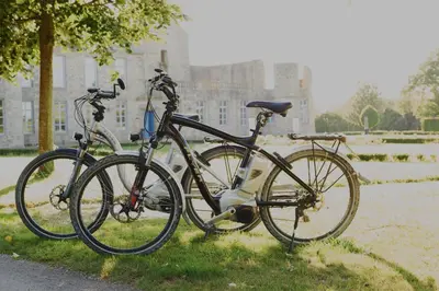 Vélo sur le terrain de l'établissement Château du Bois-Guy Golf ou dans les environs