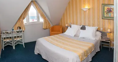 Un ou plusieurs lits dans un hébergement de l'établissement Logis Hotel Du Casino Restaurant Le Mathelia