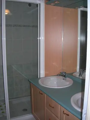 Salle de bains dans l'établissement la maison de Léa