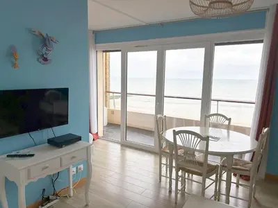 Télévision ou salle de divertissement dans l'établissement Cabourg Face A La Mer