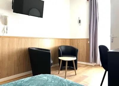 Télévision ou salle de divertissement dans l'établissement Hôtel Les Quais
