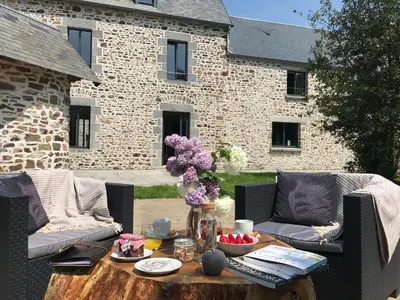Coin salon dans l'établissement Clos l'Abbe, Piscine & Spa - Demeure de Prestige