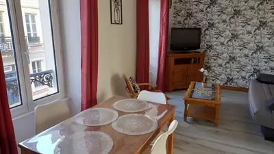 Télévision ou salle de divertissement dans l'établissement F2 plages du débarquement rénové