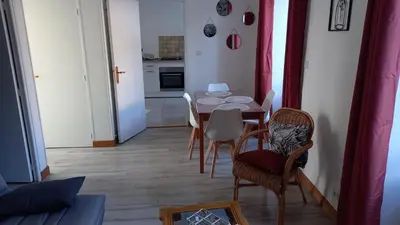 Cuisine ou kitchenette dans l'établissement F2 plages du débarquement rénové