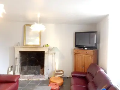 Télévision ou salle de divertissement dans l'établissement Villa en campagne au Locheur + Piscine