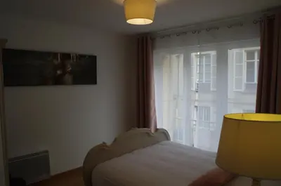 Télévision ou salle de divertissement dans l'établissement La Cour Royale