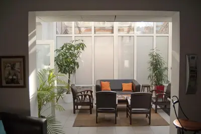 Coin salon dans l'établissement Smartappart Cherbourg (la rose des vents)