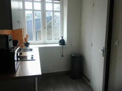 Cuisine ou kitchenette dans l'établissement Appartement Rue Georges V - Port de la Houle