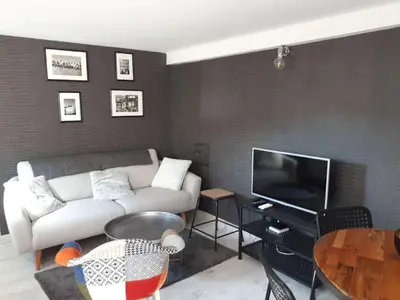Télévision ou salle de divertissement dans l'établissement Le cosy plage