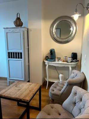 Coin salon dans l'établissement Les Transats Chambre et appartements Face à la mer