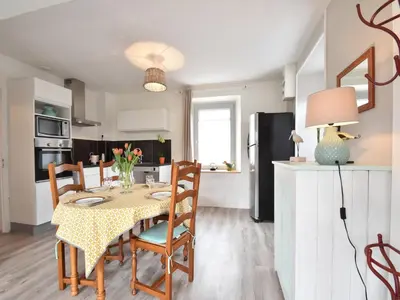 Cuisine ou kitchenette dans l'établissement Cottage in Cosqueville near Normandy Coast