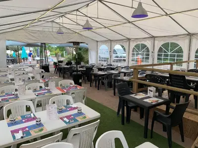 Restaurant ou autre lieu de restauration dans l'établissement Camping Les Carolins - 4 étoiles