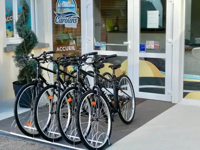 Vélo sur le terrain de l'établissement Camping Les Carolins - 4 étoiles ou dans les environs