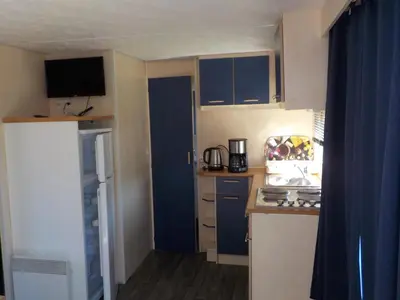 Cuisine ou kitchenette dans l'établissement Village Vacances Les Sables d'Or