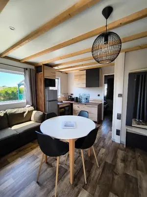 Cuisine ou kitchenette dans l'établissement Village Vacances Les Sables d'Or