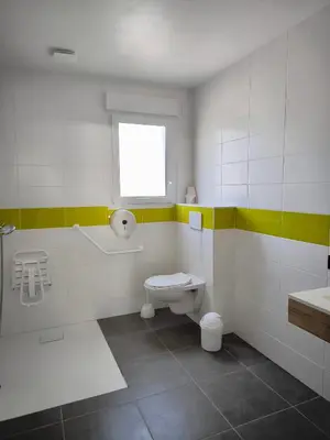 Salle de bains dans l'établissement Village Vacances Les Sables d'Or