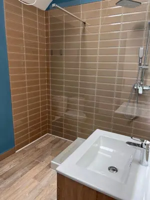 Salle de bains dans l'établissement Gites in Le Neufbourg -Mortain