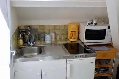 Cuisine ou kitchenette dans l'établissement Studio Confort, en face du campus 1 et du tramway