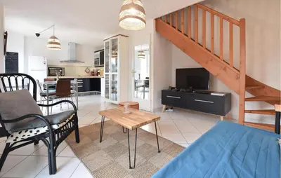Cuisine ou kitchenette dans l'établissement 2 Bedroom Amazing Home In Dives-Sur-Mer