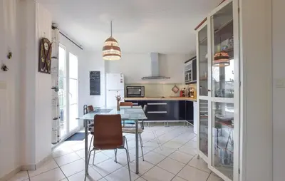 Cuisine ou kitchenette dans l'établissement 2 Bedroom Amazing Home In Dives-Sur-Mer