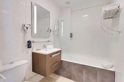 Salle de bains dans l'établissement Brit Hotel le Cygne