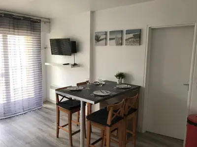 Télévision ou salle de divertissement dans l'établissement 2 PIECES CENTRE ET MER