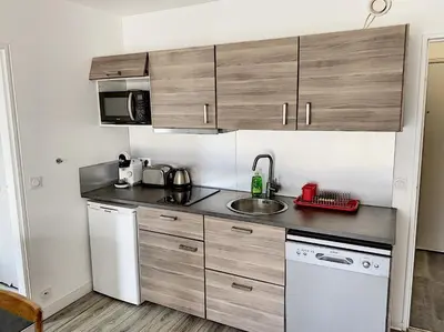 Cuisine ou kitchenette dans l'établissement 2 PIECES CENTRE ET MER
