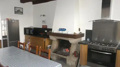 Cuisine ou kitchenette dans l'établissement Maison charmante à Sougéal avec superbe jardin