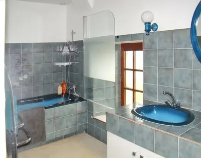 Salle de bains dans l'établissement Maison charmante à Sougéal avec superbe jardin