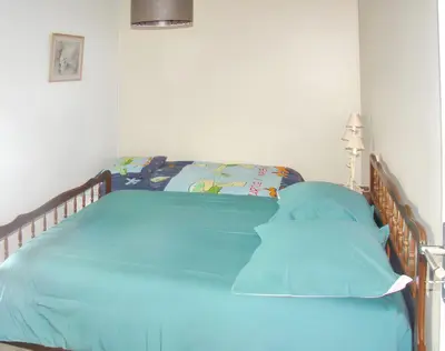 Un ou plusieurs lits dans un hébergement de l'établissement Maison charmante à Sougéal avec superbe jardin