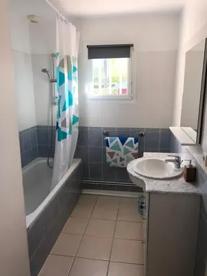 Salle de bains dans l'établissement pavillon individuel