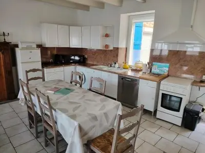 Cuisine ou kitchenette dans l'établissement Les Hortensias