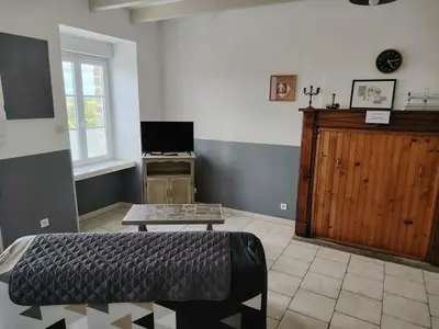 Télévision ou salle de divertissement dans l'établissement Les Hortensias