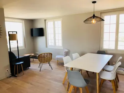 Télévision ou salle de divertissement dans l'établissement Bel Appartement vue mer