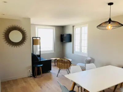 Télévision ou salle de divertissement dans l'établissement Bel Appartement vue mer
