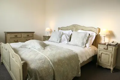 Un ou plusieurs lits dans un hébergement de l'établissement Cit'Hotel La Villa Julia