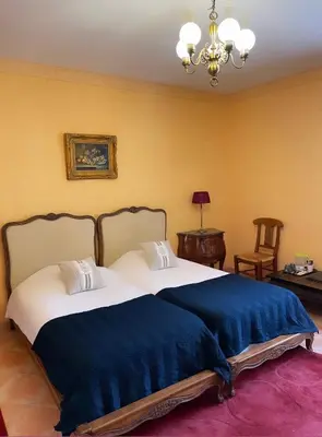 Un ou plusieurs lits dans un hébergement de l'établissement Hôtel du Château de Quinéville