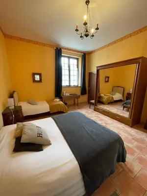 Un ou plusieurs lits dans un hébergement de l'établissement Hôtel du Château de Quinéville