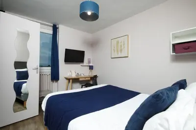 Un ou plusieurs lits dans un hébergement de l'établissement Saint Aubin Logis Hôtel & Restaurant