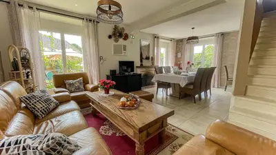 Coin salon dans l'établissement Maison confortable plages du Débarquement en Normandie