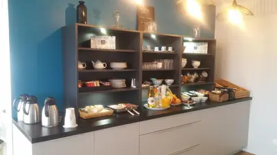 Cuisine ou kitchenette dans l'établissement Hôtel L'ideal le Mountbatten