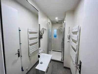 Salle de bains dans l'établissement Bel appartement plein centre 100m de la mer