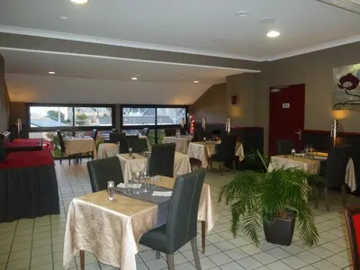 Restaurant ou autre lieu de restauration dans l'établissement Hotel Beau Rivage