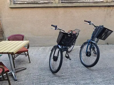 Vélo sur le terrain de l'établissement Le petit poucet ou dans les environs