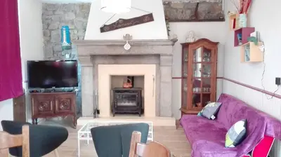 Coin salon dans l'établissement Maison charmante à Sourdeval avec jardin clôturé