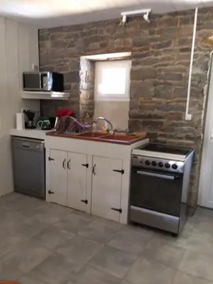 Cuisine ou kitchenette dans l'établissement les roulottes de l'airou
